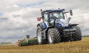 Un tracteur avec un outil au champ