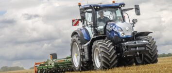 Un tracteur avec un outil au champ