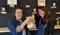 Deux femmes souriantes avec des verres à la main