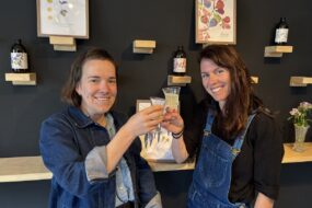 Deux femmes souriantes avec des verres à la main