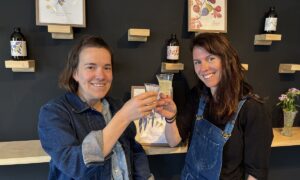 Deux femmes souriantes avec des verres à la main