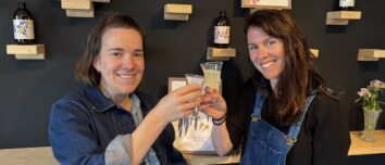 Deux femmes souriantes avec des verres à la main