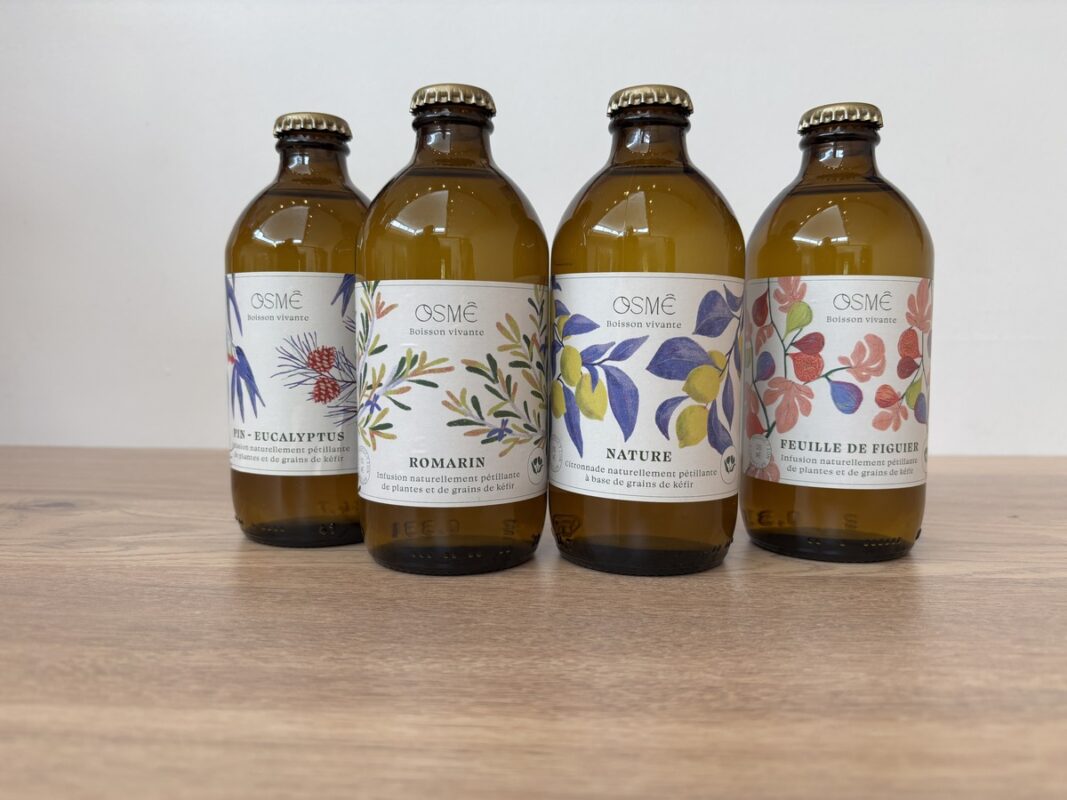 Des bouteilles de kéfir sur une table