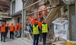 Des personnes en visite dans une usine de fabrication de minéraux pour animaux