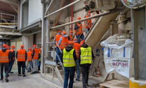 Des personnes en visite dans une usine de fabrication de minéraux pour animaux