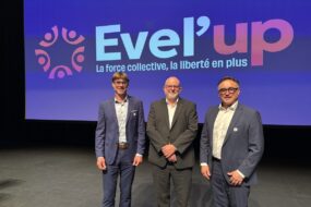 3 hommes devant un écran