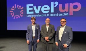 3 hommes devant un écran