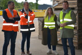 4 personnes avec des gilets réfléchissants orange et jaune