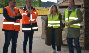 4 personnes avec des gilets réfléchissants orange et jaune