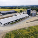 Vue aérienne d'une exploitation agricole porcine