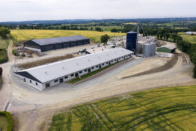 Vue aérienne d'une exploitation agricole porcine