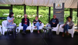 table ronde avec 5 personnes