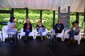table ronde avec 5 personnes