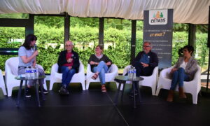 table ronde avec 5 personnes