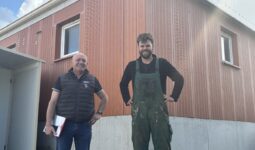 Deux hommes devant une porcherie
