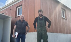 Deux hommes devant une porcherie