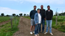 une femme et trois hommes sur un chemin