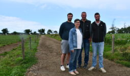 une femme et trois hommes sur un chemin
