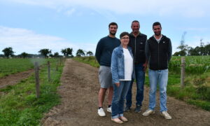 une femme et trois hommes sur un chemin