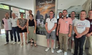 Des hommes et femmes devant une affiche
