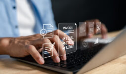 Des mains qui tapent sur un clavier et en filigrane divers pictos administratifs
