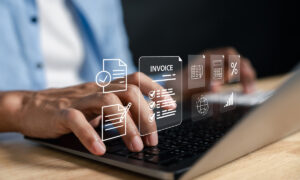 Des mains qui tapent sur un clavier et en filigrane divers pictos administratifs