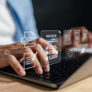 Des mains qui tapent sur un clavier et en filigrane divers pictos administratifs