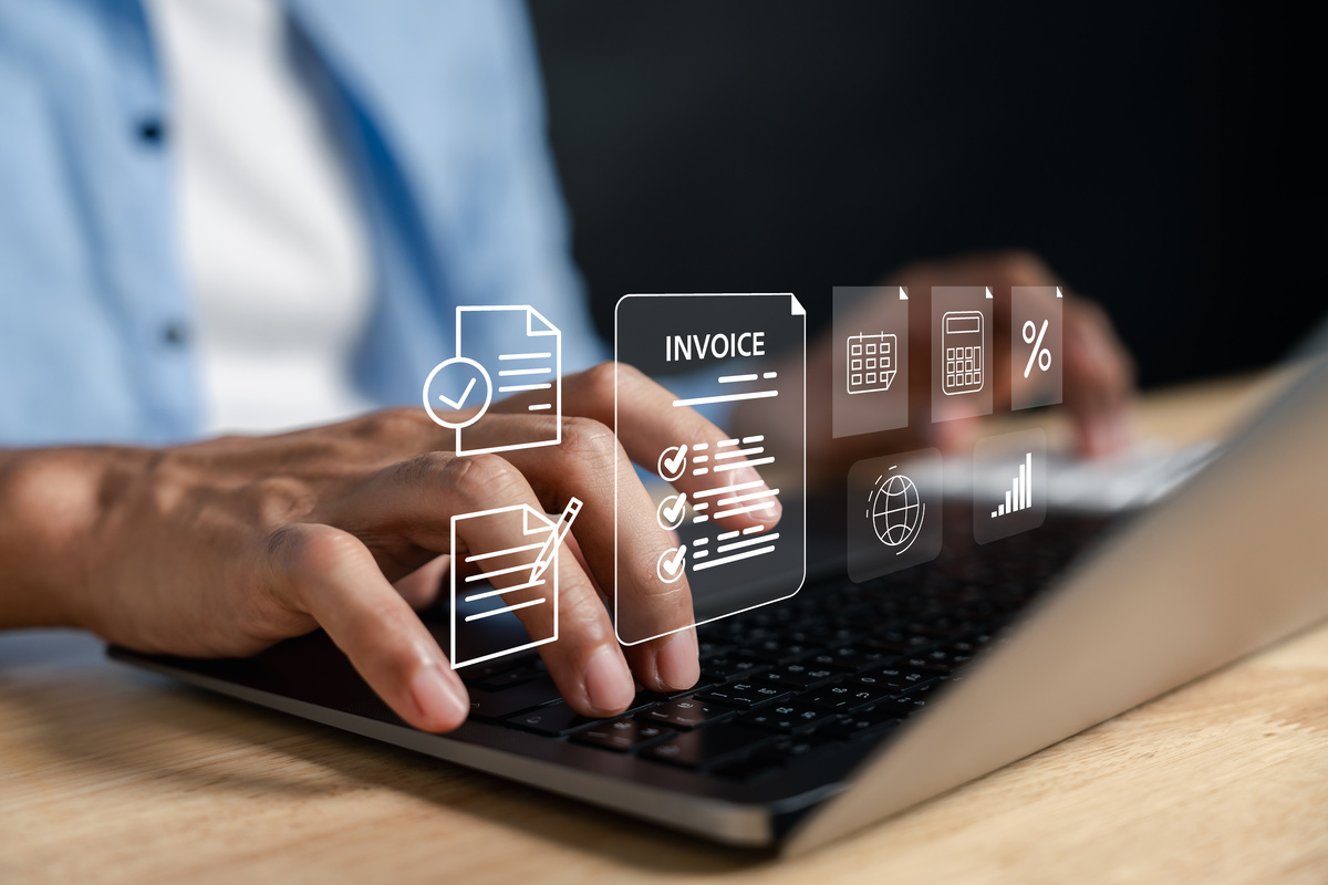 Des mains qui tapent sur un clavier et en filigrane divers pictos administratifs - Illustration Sans Plateforme Agréée (PA) quels sont les risques en 2026 ?