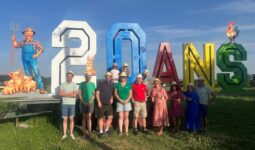 Des personnes devant un logo 20 ans