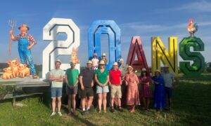Des personnes devant un logo 20 ans