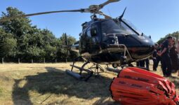 Un hélicoptère dans un champ