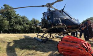Un hélicoptère dans un champ