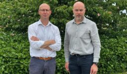 Deux hommes en chemise