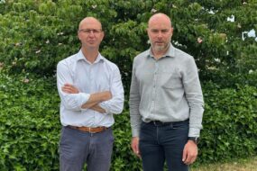 Deux hommes en chemise