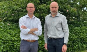 Deux hommes en chemise