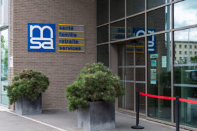 L'entré vue de la rue d'un bâtiment de la MSA