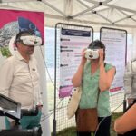 Trois personnes avec des casques de réalité virtuelle