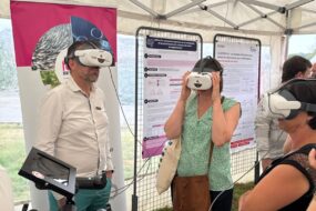 Trois personnes avec des casques de réalité virtuelle