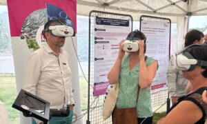 Trois personnes avec des casques de réalité virtuelle