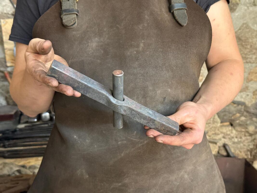 Un exemple d'assemblage traditionnel de deux pièces de métal dans la confection d'un garde-corps ou d'une rampe