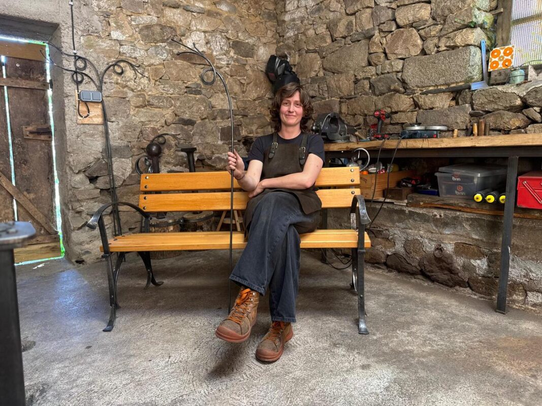 Clara Sobieski présente deux réalisations pour le jardin : un banc et un tuteur décoratif