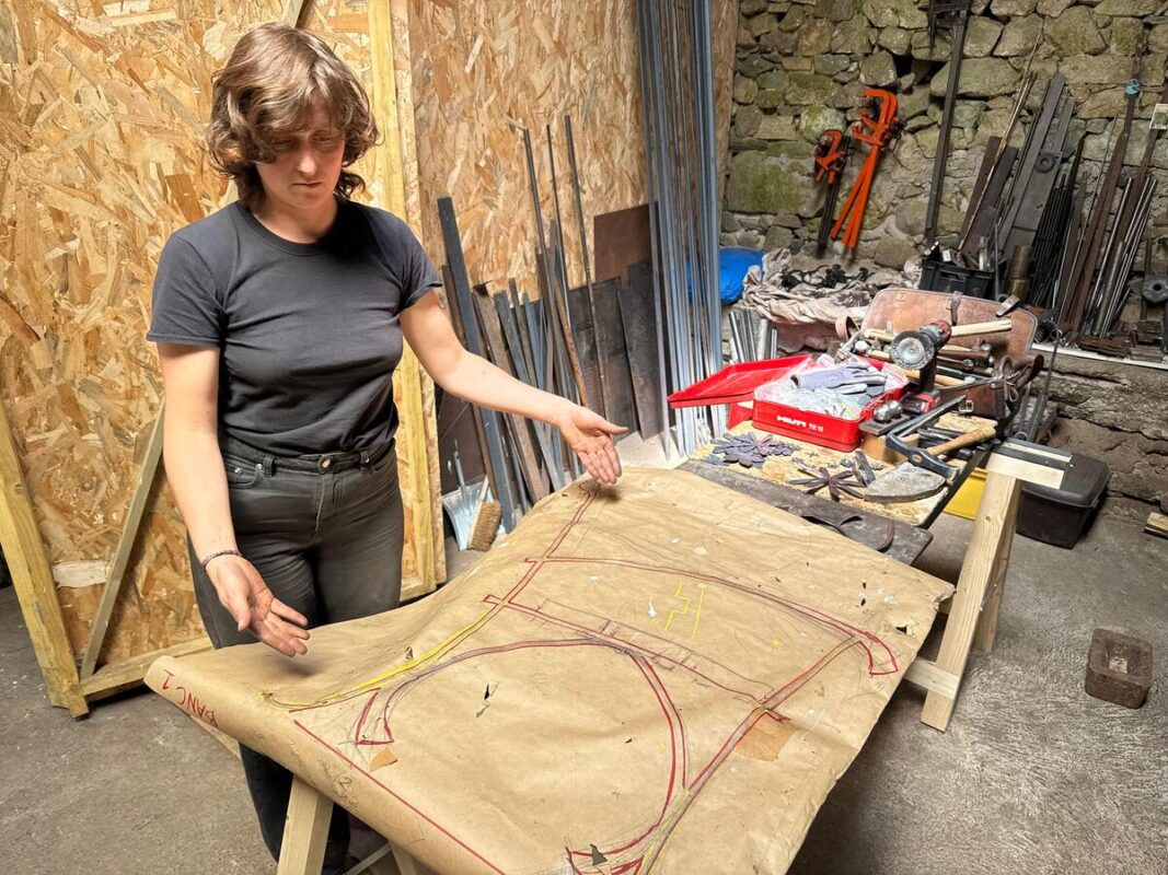 L’épure est un dessin à l’échelle 1 sur laquelle Clara Sobieski vient poser ses pièces quand
elle travaille.