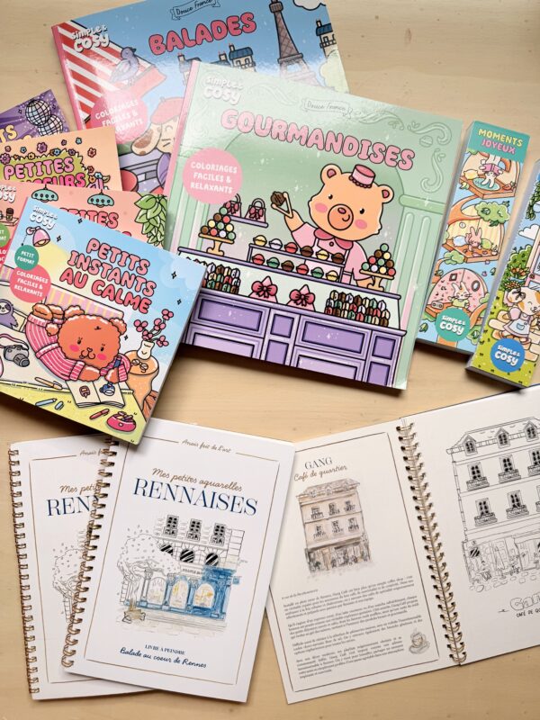 ensemble de livres à colorier posés sur une table