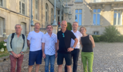 un groupe de personne