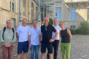 un groupe de personne