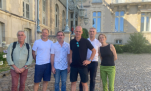 un groupe de personne