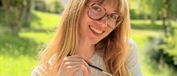 une jeune femme souriant dans un paysage de campagne