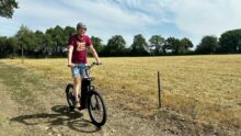 Un agriculteur sur une trottinette électrique