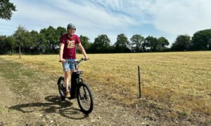 Un agriculteur sur une trottinette électrique