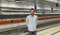 Aviculteur dans son bâtiment neuf